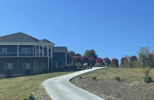 Leicester Casa | Cozy Mountain Home, Amazing Sunrises with a Hot Tub!