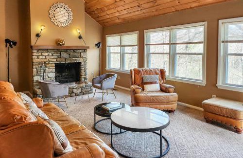 Lake Lure Casa | Cozy Mountain Home at Rumbling Bald Resort!