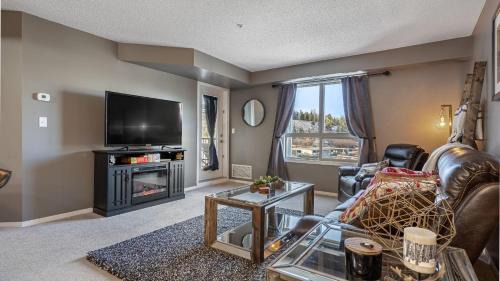 East Kootenay Casa | Cozy Mountain I Hot Tub & Pool I Close 2 Lake I TV