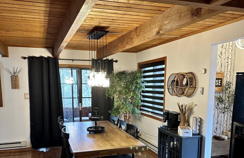 Bushkill Casa | Cozy Mountain Lodge, Pool Table, Back Deck, Fire pit. Pet Friendly!