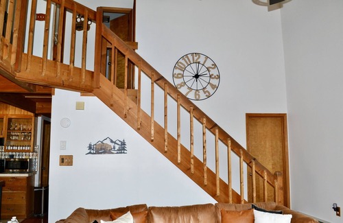 Bushkill Casa | Cozy Mountain Lodge, Pool Table, Back Deck, Fire pit. Pet Friendly!