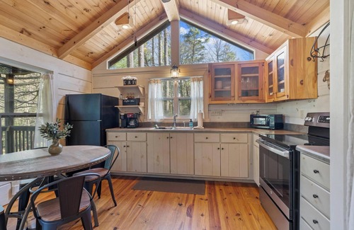 Cashiers Cabina | Cozy Mountain Retreat with Private Trails & Ponds