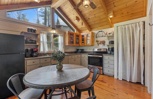 Cashiers Cabina | Cozy Mountain Retreat with Private Trails & Ponds