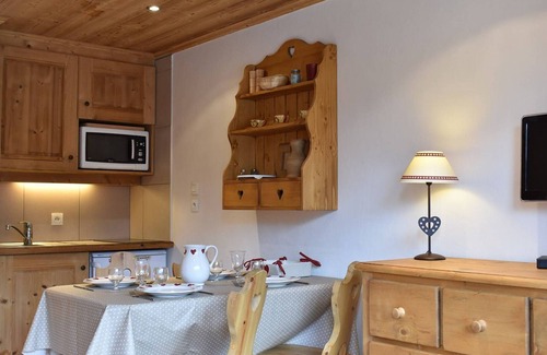Meribel Centre Apartamento | Estudio para 4 personas con balcón y cocina equipada en Méribel, cerca de comercios y servicios
