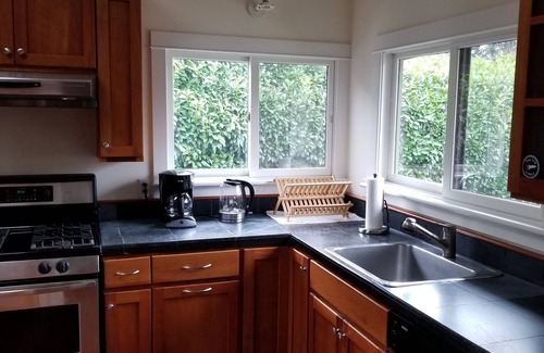 Mount Tabor Casa | Cozy Mt. Tabor Bungalow