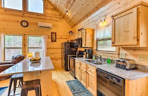 Murphy Casa | Cozy Mtn Cabin Spacious Deck and Forest Views!