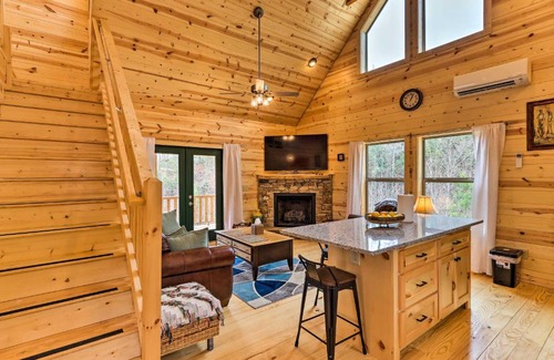 Murphy Casa | Cozy Mtn Cabin Spacious Deck and Forest Views!