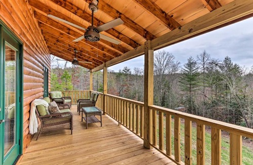 Murphy Casa | Cozy Mtn Cabin Spacious Deck and Forest Views!