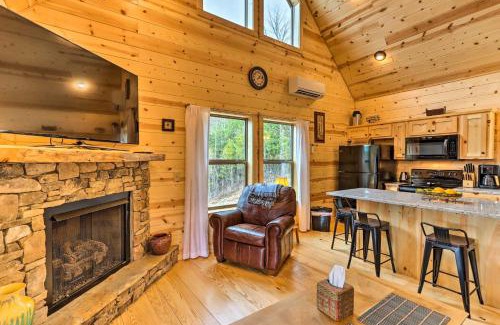 Murphy Casa | Cozy Mtn Cabin Spacious Deck and Forest Views!