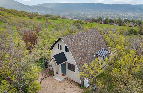 Midway Cabina | Cozy Mtn Cabin w/ Views, Hot Tub & Firepit, Shuffleboard + Ski/Bike Locker