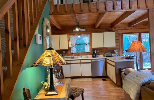 Hayesville Cabaña | Cozy Mtn Log Cabin, wonderful views, 5 mins from Hayesville town sq, sleeps 8.