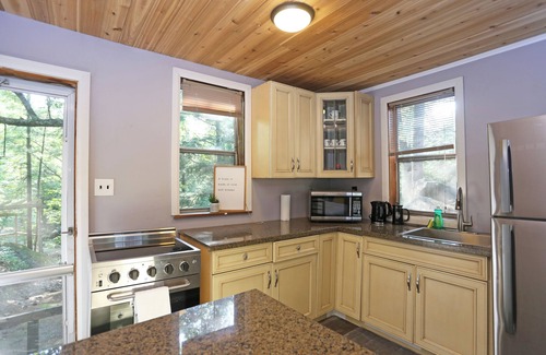 Severn Cabina | Cozy Muskoka Getaway right on the River!