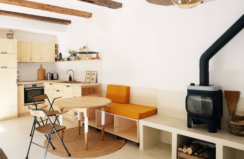 Besancon Apartamento | Cozy N'est house on historic courtyard-garden, close to station and city center