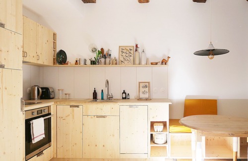 Besancon Apartamento | Cozy N'est house on historic courtyard-garden, close to station and city center
