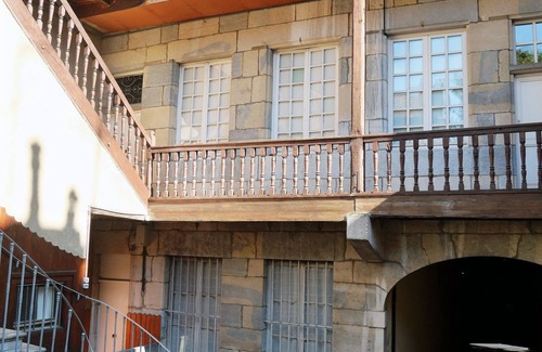 Besancon Apartamento | Cozy N'est house on historic courtyard-garden, close to station and city center