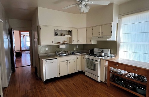 Irving Park Apartamento | Cozy, Natural Albany Park Apartment