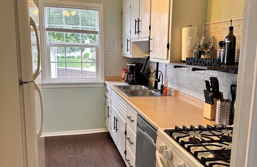 Toledo Casa | Cozy,near Zoo,UTMC,DT Toledo,Walk trail. Working travelers/families/dogs.