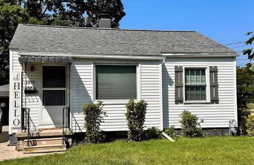 Toledo Casa | Cozy,near Zoo,UTMC,DT Toledo,Walk trail. Working travelers/families/dogs.