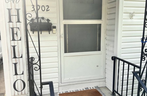 Toledo Casa | Cozy,near Zoo,UTMC,DT Toledo,Walk trail. Working travelers/families/dogs.