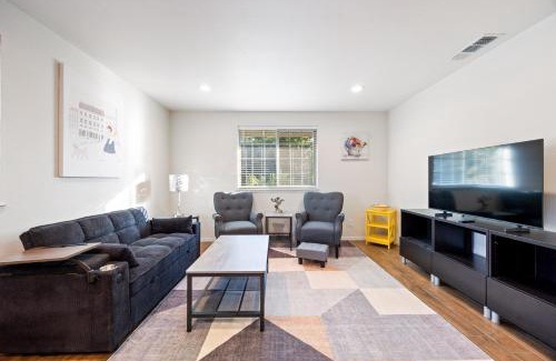 Southeastern Sacramento Casa | Cozy Nest Across the street from UC Davis Sacramento