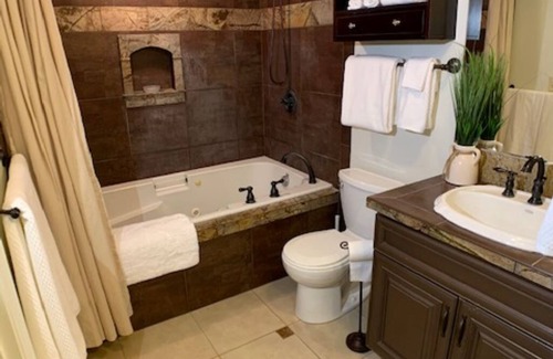 Hough Casa | Cozy Nest - Uptown 2BR, 2 Bath with Small Yard
