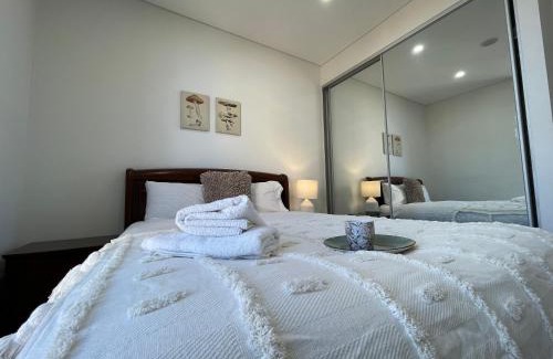 Kogarah Apartamento | Cozy New 2BR & Near Airport, Mall & Transit