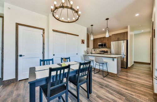 Fraser Condominio | Cozy NEW Condo w/ mt. views, close to Lift bus & heated garage