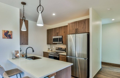 Fraser Condominio | Cozy NEW Condo w/ mt. views, close to Lift bus & heated garage