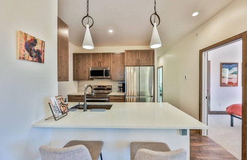 Fraser Condominio | Cozy NEW Condo w/ mt. views, close to Lift bus & heated garage