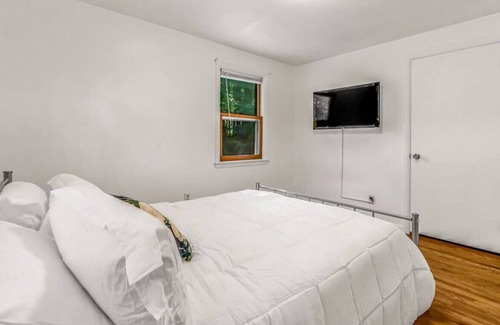 Hamden Casa | Cozy New England home near Quinnipiac Yale