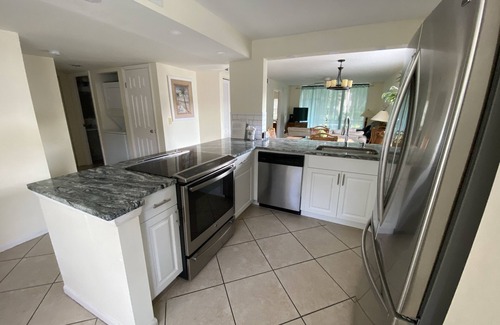 South Bradenton Apartamento | Cozy new kitchen Shorewalk condo close to img and beach