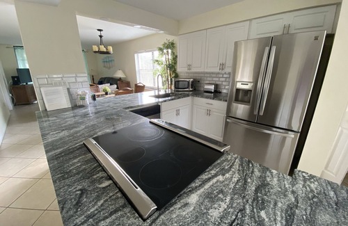 South Bradenton Apartamento | Cozy new kitchen Shorewalk condo close to img and beach