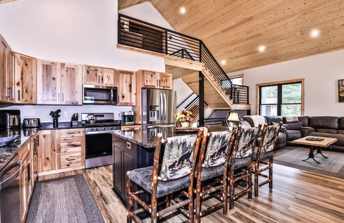 Eagle River Casa | Cozy NEW Lakefront Retreat on Pickerel Lake, FREE FIREWOOD, WIFI, CENTRAL AIR