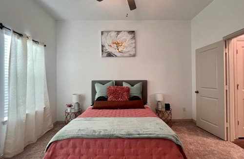Haltom City Casa | COZY NEW MODERN TOWNHOME, GREAT LOCATION, PERFECT FOR BUSINESS OR LEISURE!