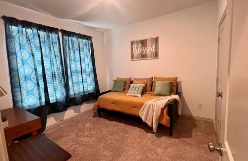 Haltom City Casa | COZY NEW MODERN TOWNHOME, GREAT LOCATION, PERFECT FOR BUSINESS OR LEISURE!