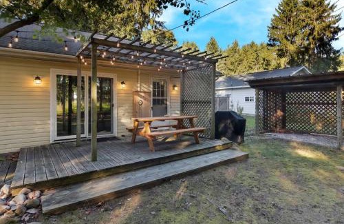 Northport Casa | Cozy & New - Walk to Lake Michigan & DT Northport