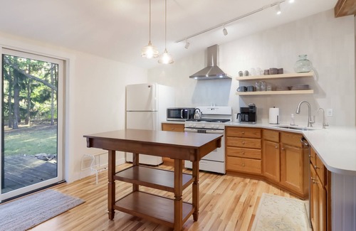 Northport Cabaña | Cozy & New - Walk to Lake Michigan & Northport's shops, restaurants, and bars.