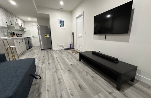 Calgary Casa | Cozy Newly Built Suite Close to Airport with Free Parking | Separate Entrance