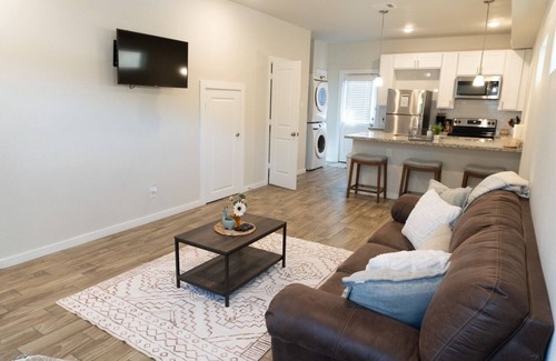La Grange Apartamento | Cozy, Newly-Built Townhouse in La Grange- Amazing location!