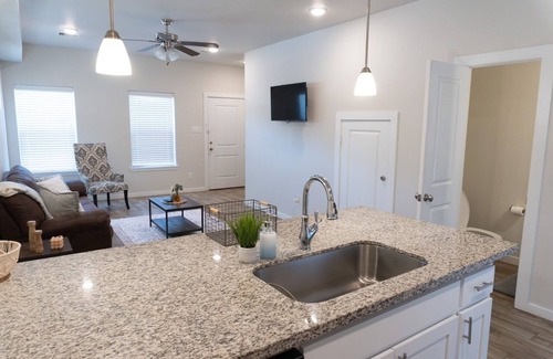 La Grange Apartamento | Cozy, Newly-Built Townhouse in La Grange- Amazing location!