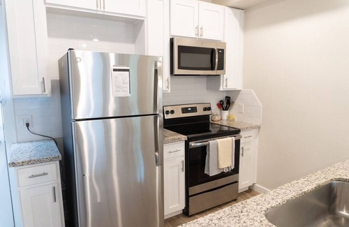 La Grange Apartamento | Cozy, Newly-Built Townhouse in La Grange- Amazing location!