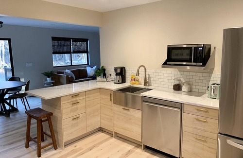 Guild Casa | Cozy & newly renovated/furnished ski home with fireplace. 5 min to Mt Sunapee!