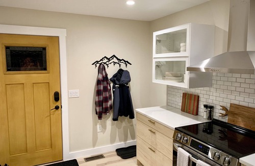 Guild Casa | Cozy & newly renovated/furnished ski home with fireplace. 5 min to Mt Sunapee!