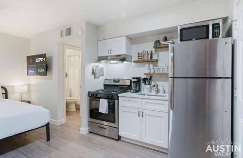 Hyde Park Apartamento | Cozy Newly Renovated King Sofa Bed and Smart TV