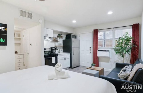 Hyde Park Apartamento | Cozy Newly Renovated King Sofa Bed and Smart TV