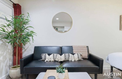 Hyde Park Apartamento | Cozy Newly Renovated King Sofa Bed and Smart TV