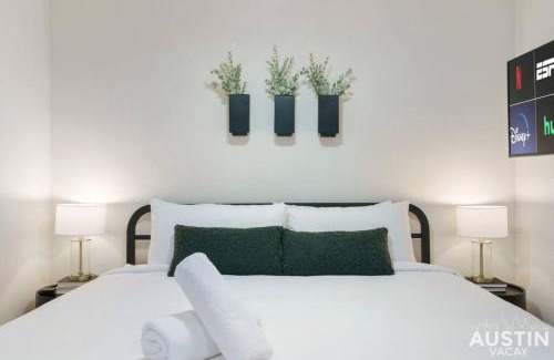 Hyde Park Apartamento | Cozy Newly Renovated King Sofa Bed and Smart TV