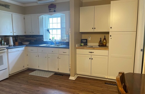 Maryville Casa | Cozy NOLA-Themed 2 Br/2Ba Near Tail of the Dragon