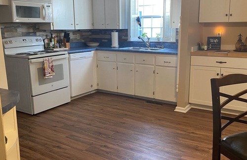 Maryville Casa | Cozy NOLA-Themed 2 Br/2Ba Near Tail of the Dragon