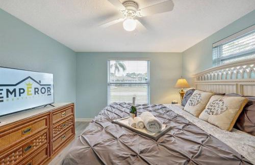 Marthas Vineyard Casa | Cozy Oasis Screened Pool, Picturesque Canal Views!